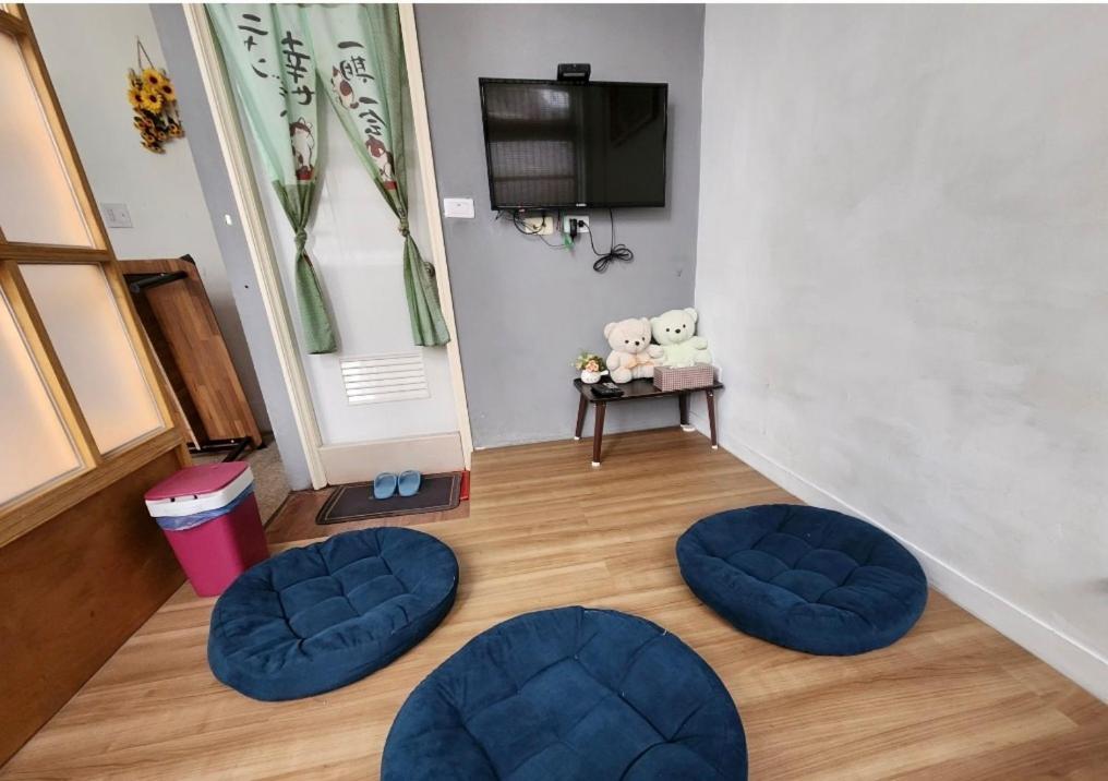 Gratitude Apartment Тайнан Стая снимка